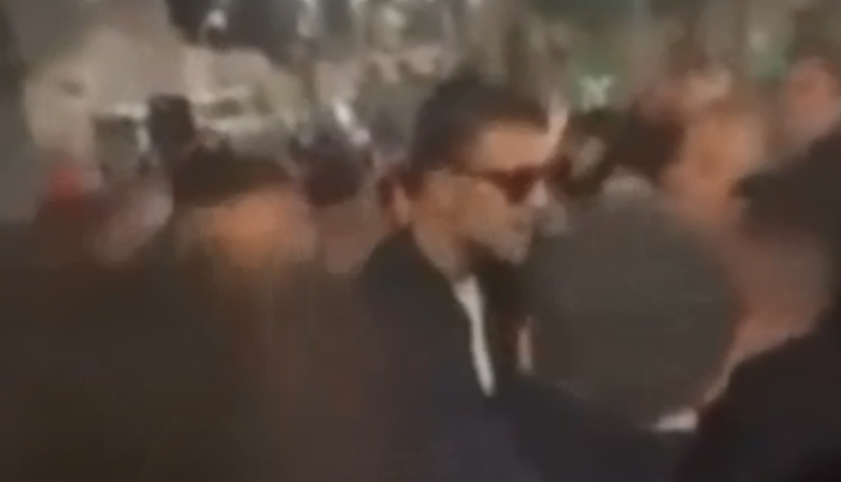 Fabrizio Corona contestato tra urla e sdegno generale: i fan non perdonano il ritardo dell’ex re dei paparazzi. VIDEO Fabrizio Corona contestato tra urla e sdegno generale: i fan non perdonano il ritardo dell’ex re dei paparazzi. VIDEO