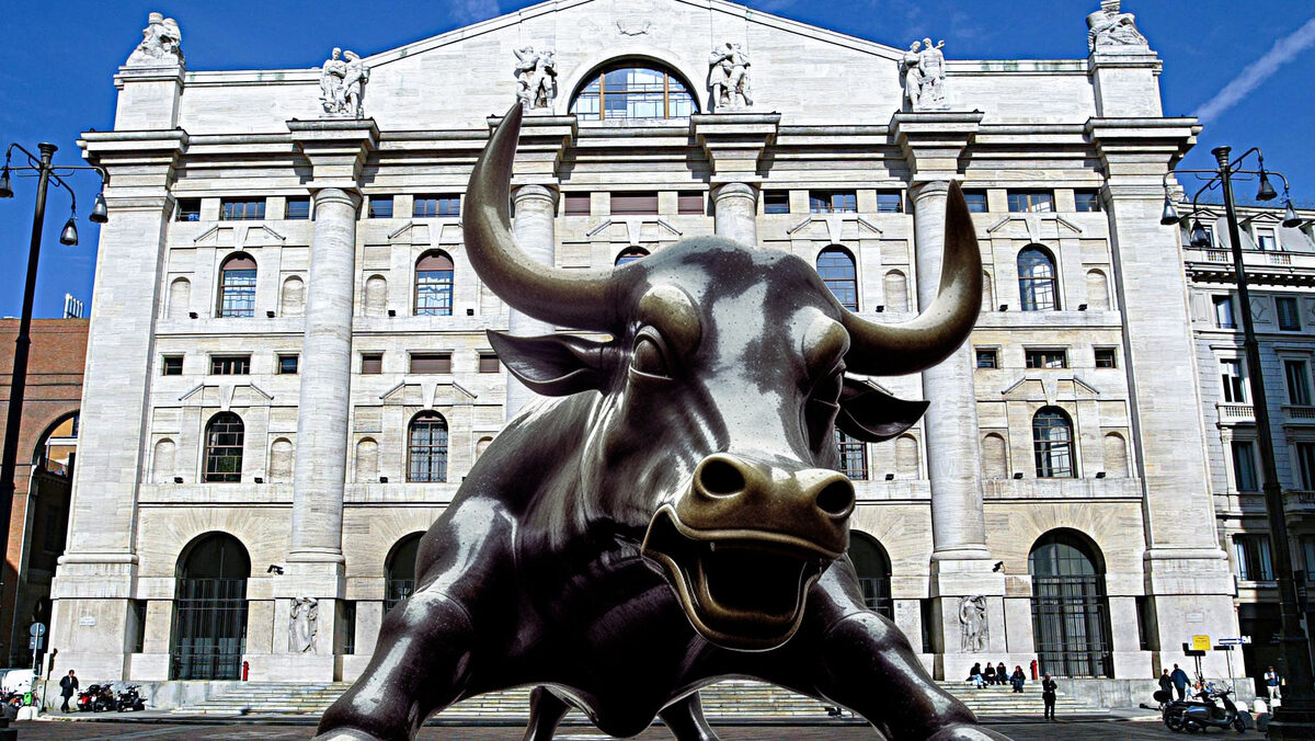 Borsa rosso sangue, Piazza Affari in forte calo. Anche lo spread torna ad alzarsi Borsa rosso sangue, Piazza Affari in forte calo. Anche lo spread torna ad alzarsi