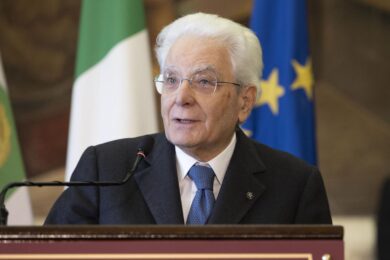 Mattarella, la secca replica a Mosca dopo gli attacchi: “L’Italia al fianco di Kiev. La Russia torni a rispettare la carta Onu”