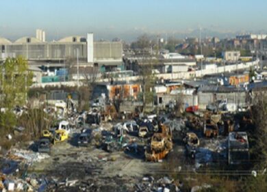 Milano, regolamento di conti nel campo nomadi in via Chiesa Rossa: padre e figlio feriti