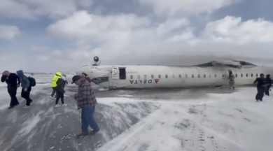 Paura a Toronto, aereo si ribalta sulla pista: 18 feriti e tragedia sfiorata. Guarda il video dell’incidente