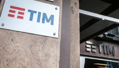 Tlc, il risiko si infiamma: Poste pronta a salire oltre il 10% di Tim. Ultimi rumor