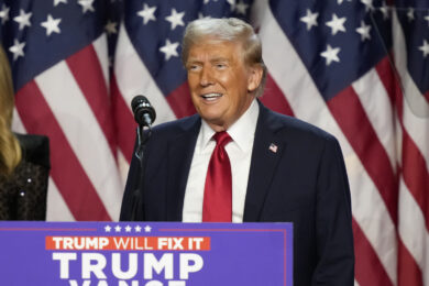 Trump sfida l’Europa e annuncia dazi del 25% su auto, pharma e chip: “L’Ue ci deve 350 miliardi”