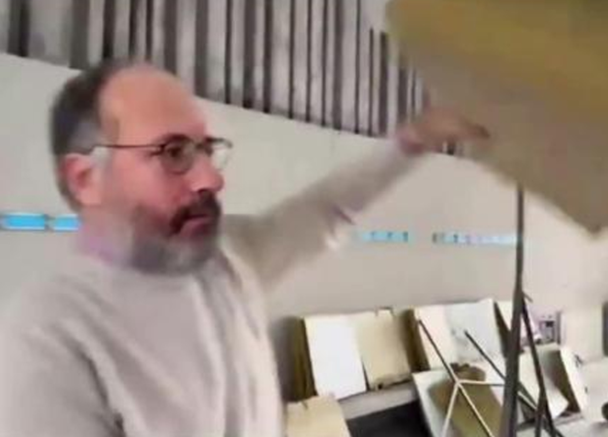 Asti, piscina comunale chiude perché pericolosa. Il sindaco: “Non è vero”. E la prende a testate. VIDEO Asti, piscina comunale chiude perché pericolosa. Il sindaco: “Non è vero”. E la prende a testate. VIDEO