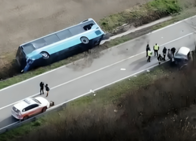 Tragedia a Ferrara, autobus pieno di studenti si schianta contro un’auto. Un morto e 7 feriti. FOTO