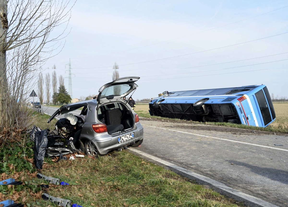 Tragedia a Ferrara, autobus pieno di studenti si schianta contro un’auto. Un morto e 7 feriti. FOTO