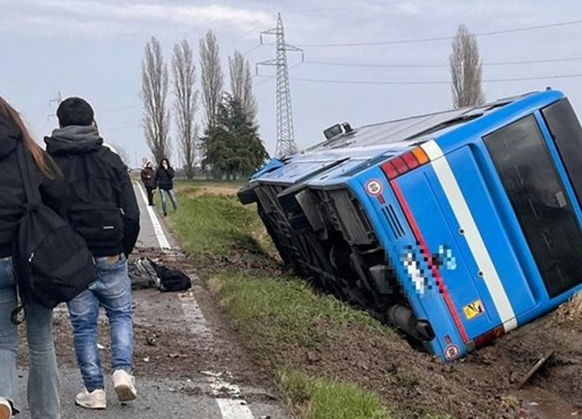 Tragedia a Ferrara, autobus pieno di studenti si schianta contro un’auto. Un morto e 7 feriti. FOTO