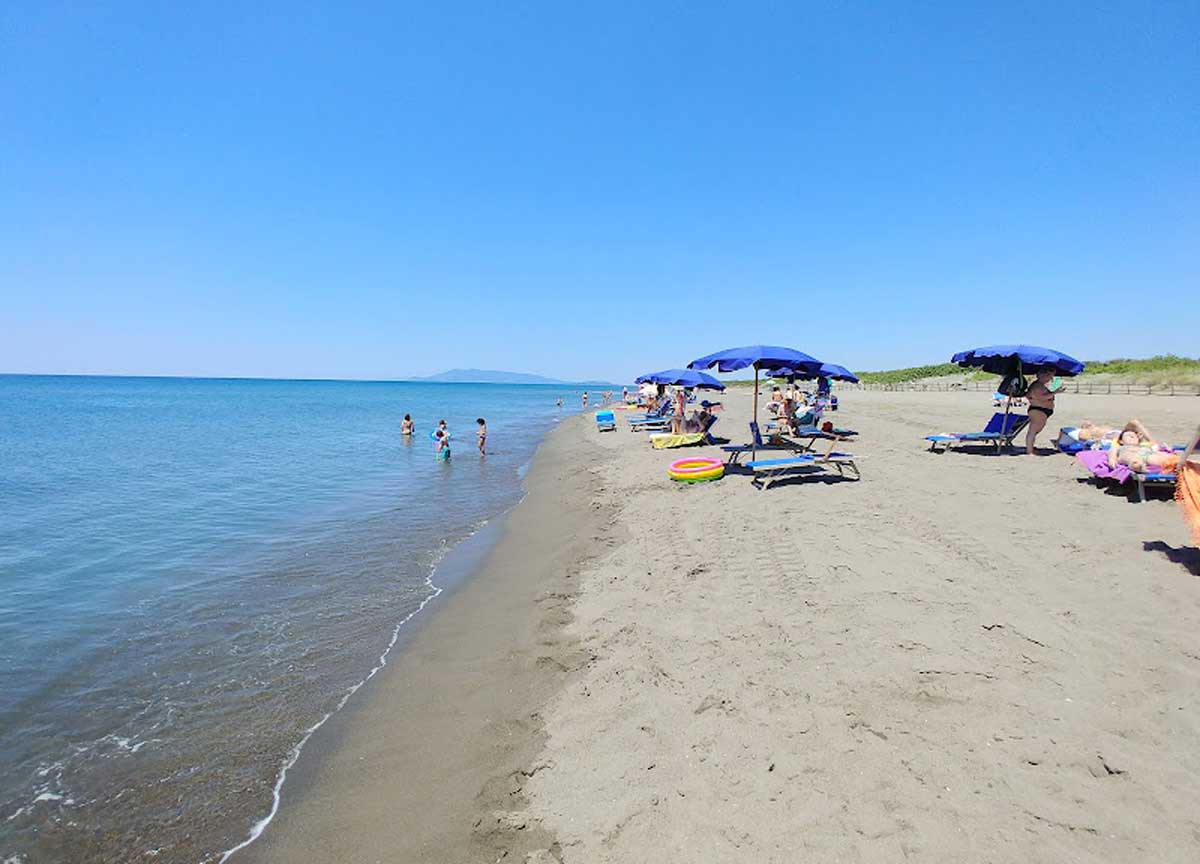 Capalbio, guai a rovinare skyline e spiaggia radical chic: no a pale e fotovoltaico Capalbio, guai a rovinare skyline e spiaggia radical chic: no a pale e fotovoltaico