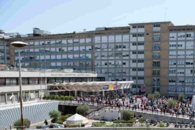 Come sta Papa Francesco, fedeli in ansia pregano per lui fuori dal Gemelli di Roma