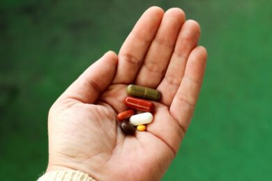 «Gli antidolorifici non sono caramelle»: perché ibuprofene e naprossene aumentano il rischio di infarto e ictus fino al 50%