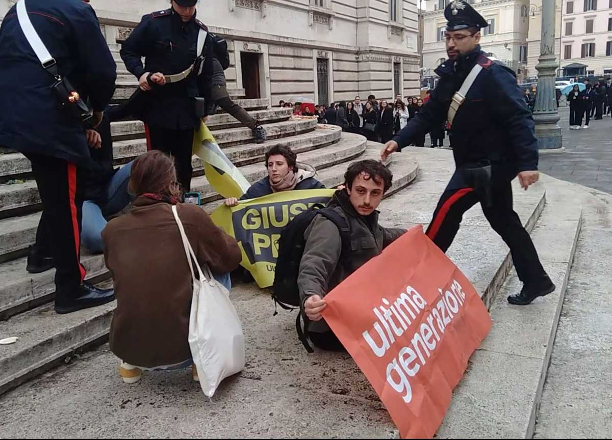 Ultima Generazione, sacchi di cibo sulla scalinata di piazza del Parlamento. VIDEO