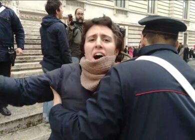 Ultima Generazione, sacchi di cibo sulla scalinata di piazza del Parlamento. VIDEO
