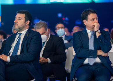 Trump scarica Zelensky, Conte lo difende: “Smaschera la propaganda bellicista dell’Occidente”. E Salvini si allinea