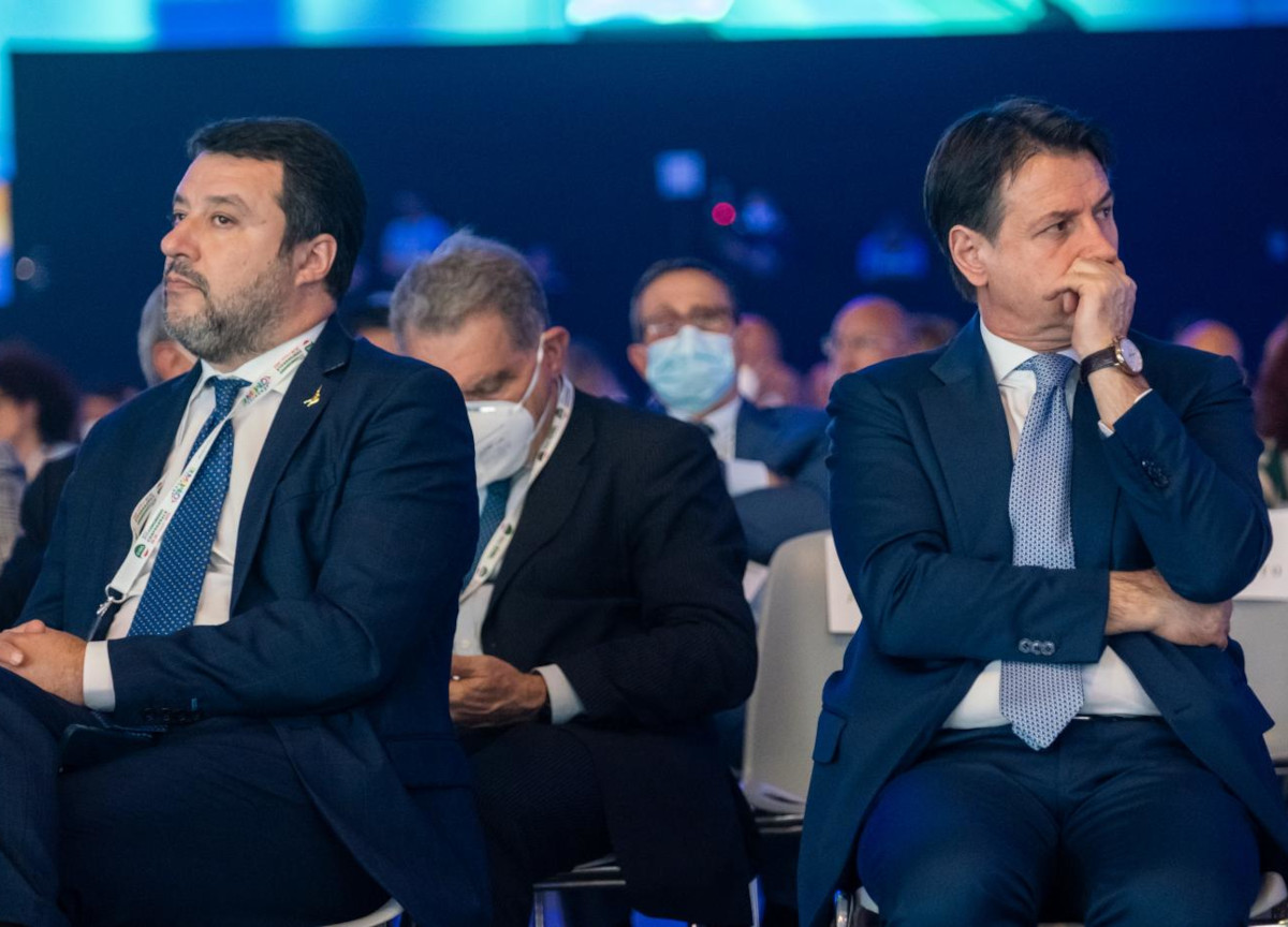 Trump scarica Zelensky, Conte lo difende: “Smaschera la propaganda bellicista dell’Occidente”. E Salvini si allinea Trump scarica Zelensky, Conte lo difende: “Smaschera la propaganda bellicista dell’Occidente”. E Salvini si allinea