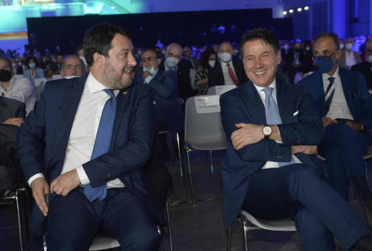 Trump scarica Zelensky, Conte lo difende: “Smaschera la propaganda bellicista dell’Occidente”. E Salvini si allinea Trump scarica Zelensky, Conte lo difende: “Smaschera la propaganda bellicista dell’Occidente”. E Salvini si allinea