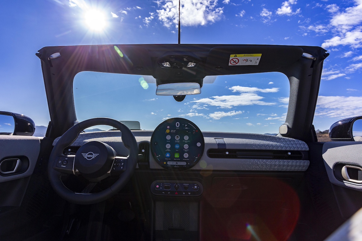Nuova MINI Cooper Cabrio: il piacere di guida “Always Open” in una veste rinnovata Nuova MINI Cooper Cabrio: il piacere di guida “Always Open” in una veste rinnovata