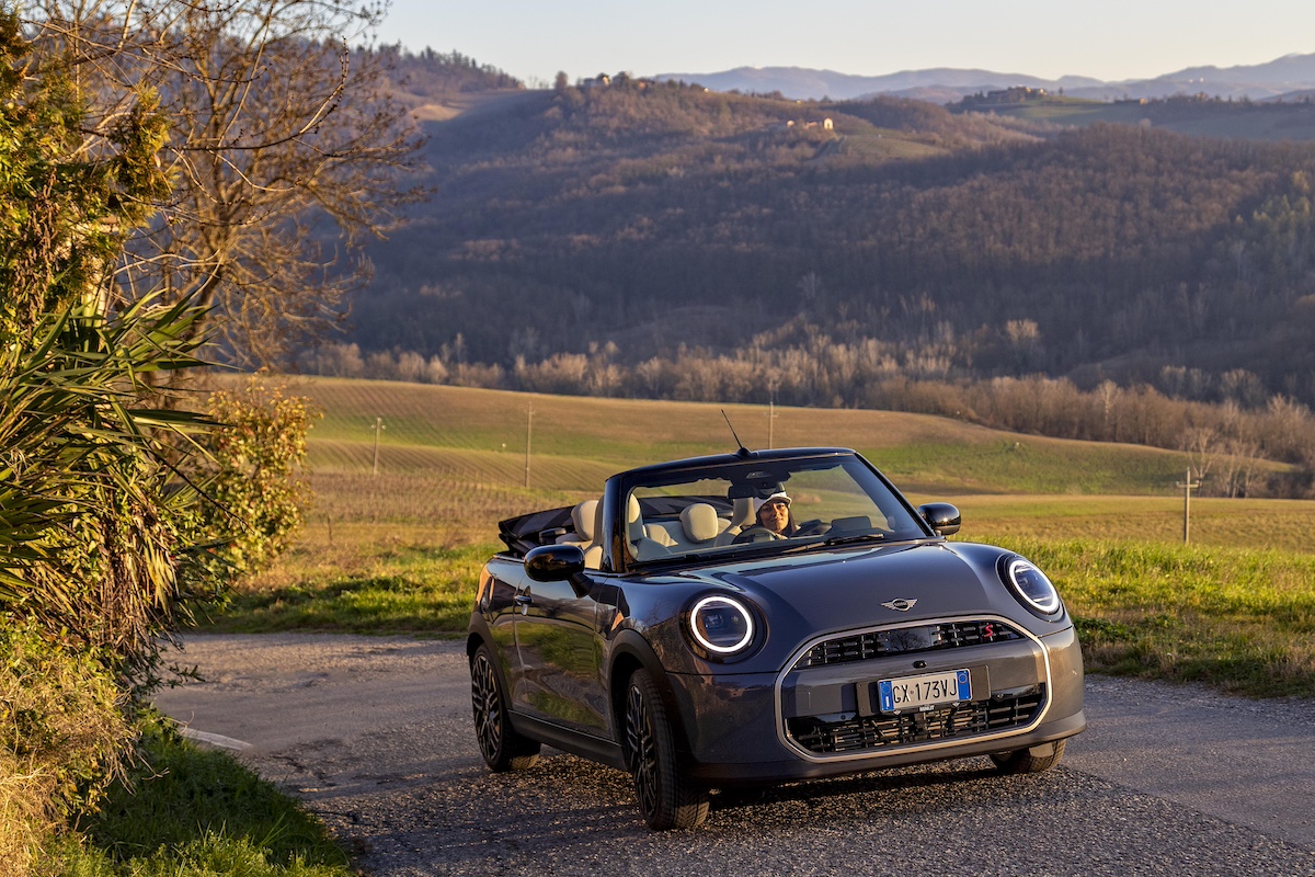 Nuova MINI Cooper Cabrio: il piacere di guida “Always Open” in una veste rinnovata Nuova MINI Cooper Cabrio: il piacere di guida “Always Open” in una veste rinnovata