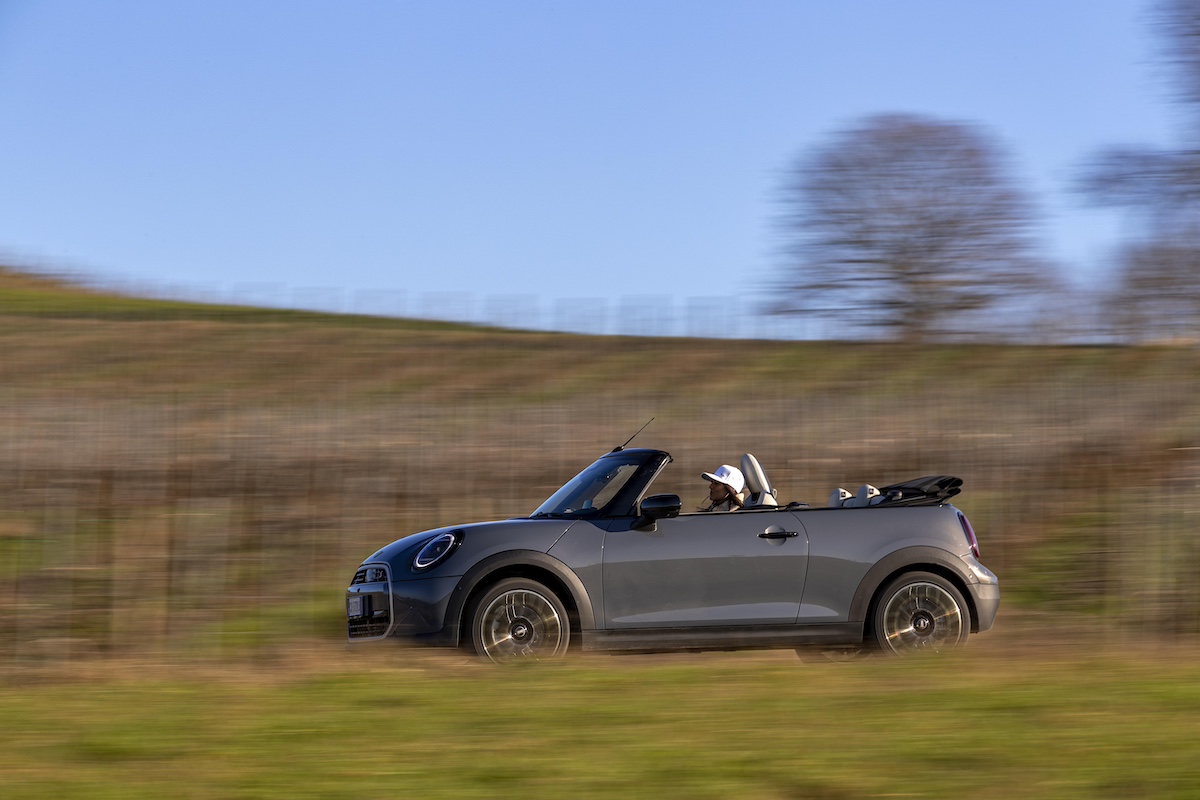 Nuova MINI Cooper Cabrio: il piacere di guida “Always Open” in una veste rinnovata Nuova MINI Cooper Cabrio: il piacere di guida “Always Open” in una veste rinnovata