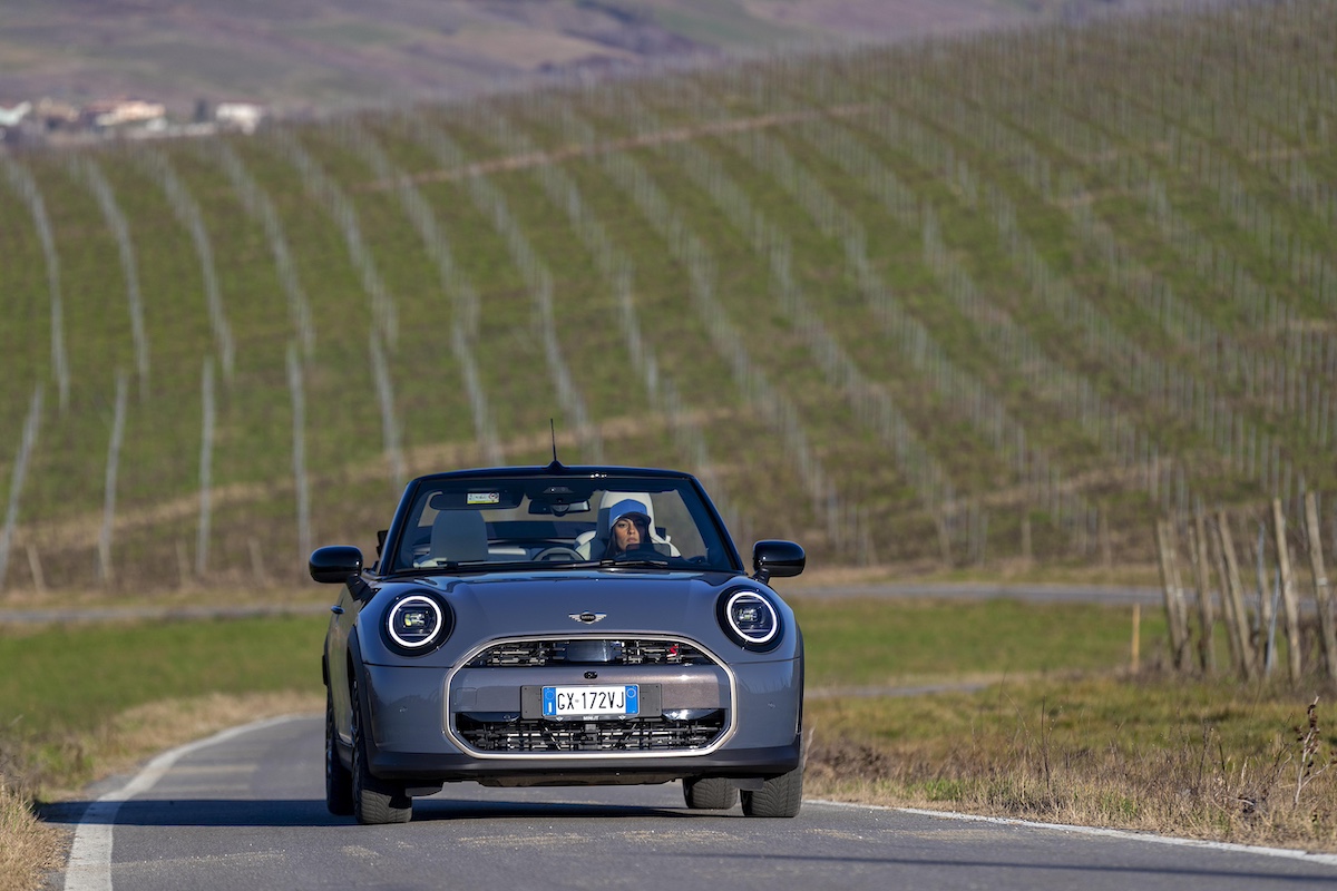 Nuova MINI Cooper Cabrio: il piacere di guida “Always Open” in una veste rinnovata Nuova MINI Cooper Cabrio: il piacere di guida “Always Open” in una veste rinnovata