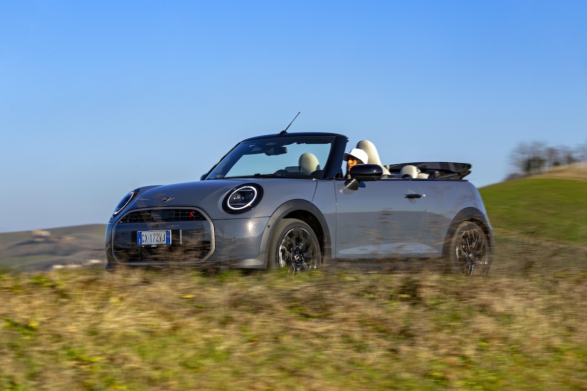 Nuova MINI Cooper Cabrio: il piacere di guida “Always Open” in una veste rinnovata Nuova MINI Cooper Cabrio: il piacere di guida “Always Open” in una veste rinnovata