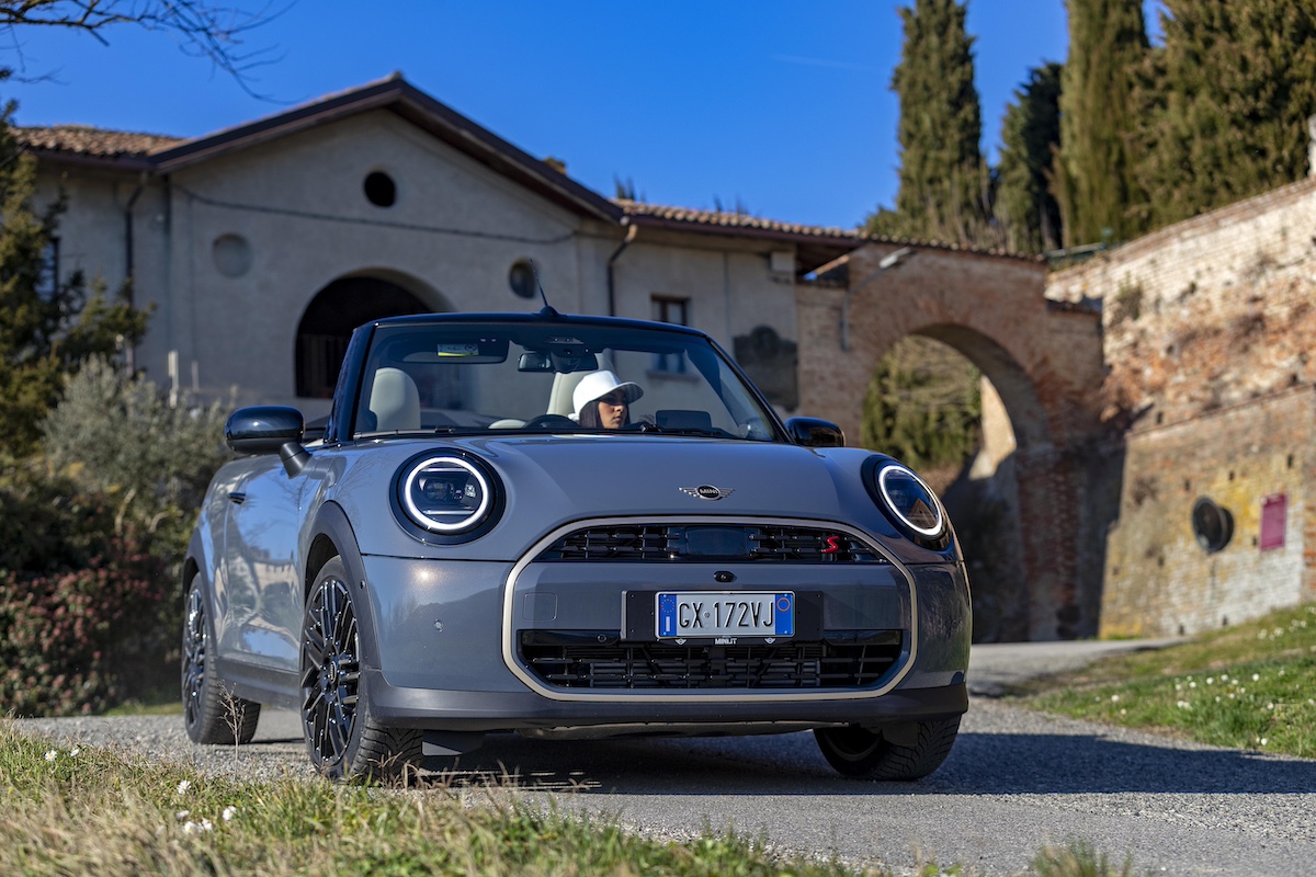 Nuova MINI Cooper Cabrio: il piacere di guida “Always Open” in una veste rinnovata Nuova MINI Cooper Cabrio: il piacere di guida “Always Open” in una veste rinnovata