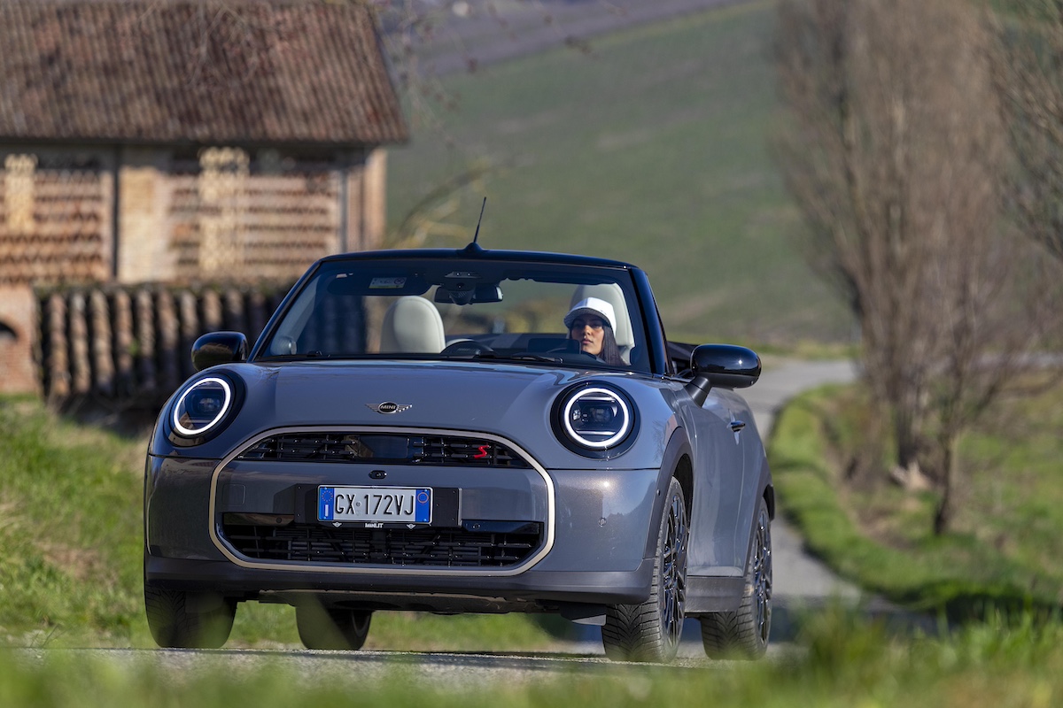 Nuova MINI Cooper Cabrio: il piacere di guida “Always Open” in una veste rinnovata Nuova MINI Cooper Cabrio: il piacere di guida “Always Open” in una veste rinnovata