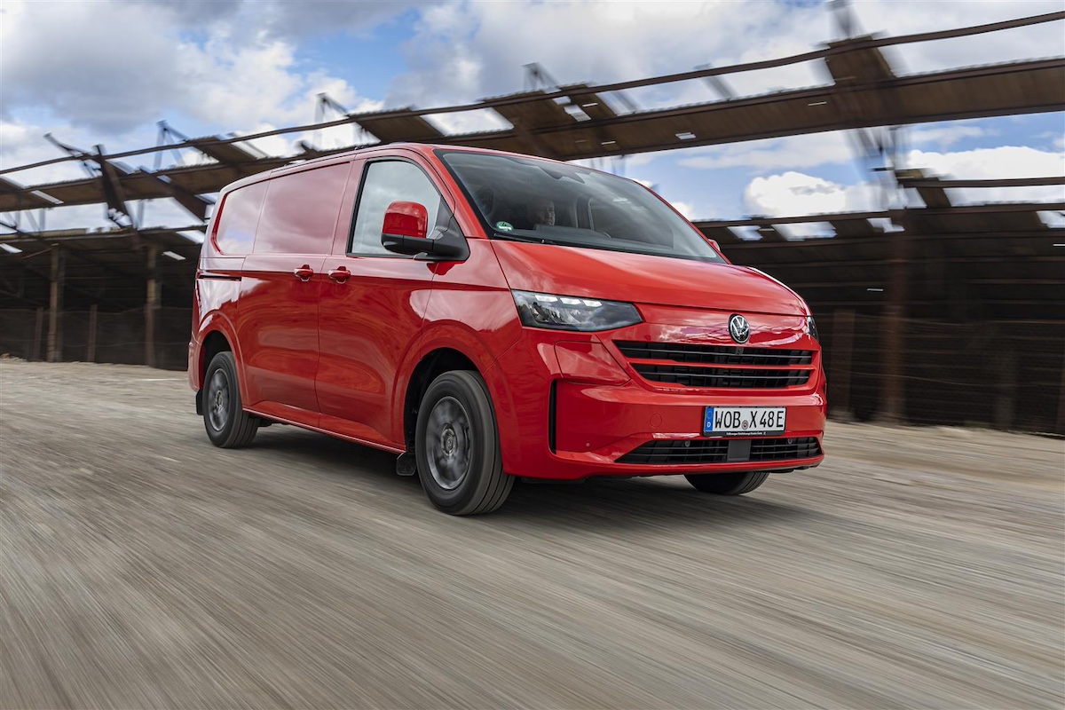 Nuovo Volkswagen Transporter e Caravelle: il Bulli si evolve con più spazio, tecnologia e motorizzazioni efficienti Nuovo Volkswagen Transporter e Caravelle: il Bulli si evolve con più spazio, tecnologia e motorizzazioni efficienti