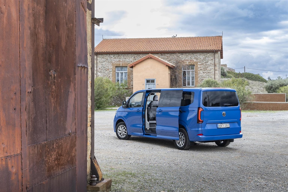Nuovo Volkswagen Transporter e Caravelle: il Bulli si evolve con più spazio, tecnologia e motorizzazioni efficienti Nuovo Volkswagen Transporter e Caravelle: il Bulli si evolve con più spazio, tecnologia e motorizzazioni efficienti