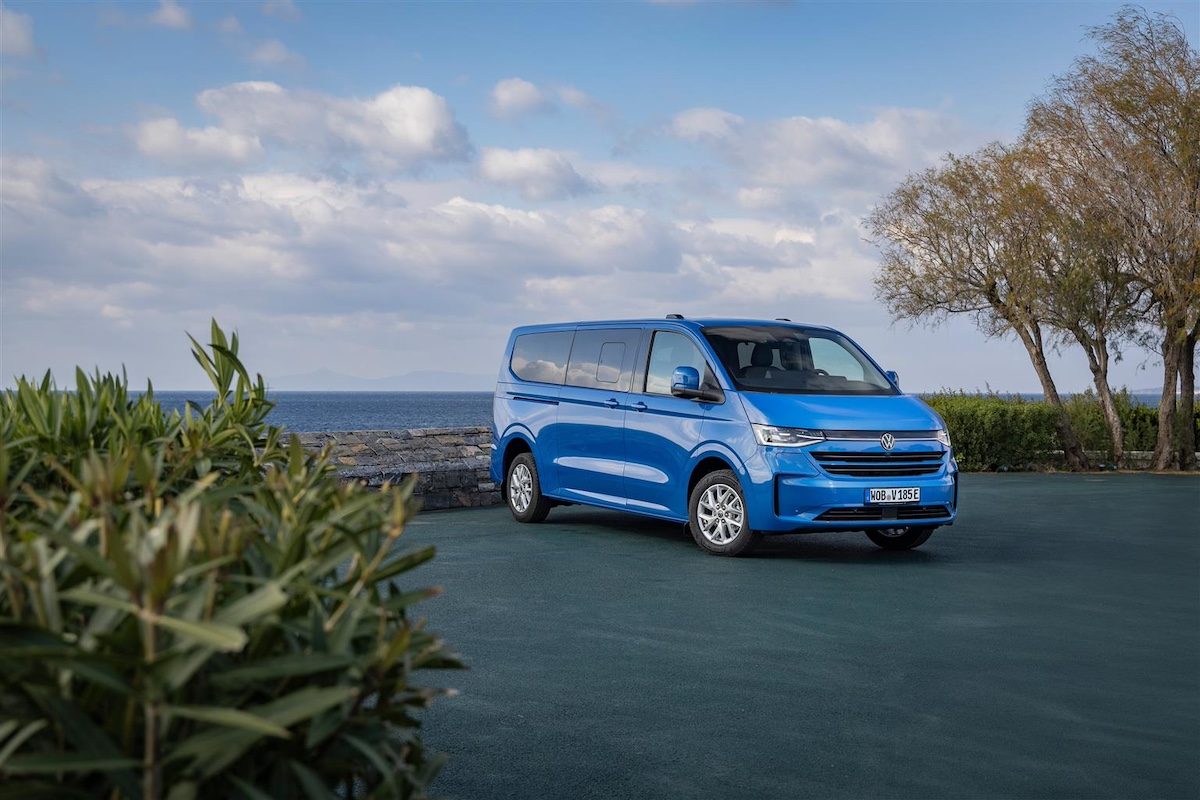 Nuovo Volkswagen Transporter e Caravelle: il Bulli si evolve con più spazio, tecnologia e motorizzazioni efficienti Nuovo Volkswagen Transporter e Caravelle: il Bulli si evolve con più spazio, tecnologia e motorizzazioni efficienti