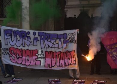 “Fuori i preti dalle nostre scuole e dalle nostre mutande”: la manifestazione a Milano