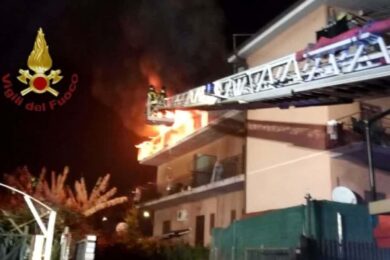 Carcere Casal del Marmo incendiata una cella, tre agenti sequestrati. La paura