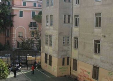 Roma, stelle di David sui muri del Liceo Manara e striscione antifascista
