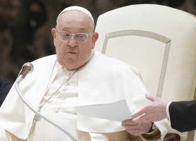Papa Francesco, il bollettino dall’ospedale Gemelli di Roma: “La polmonite persiste: Bergoglio non è fuori pericolo”