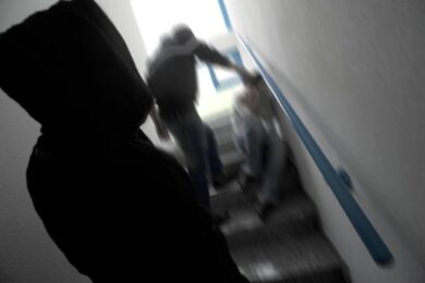 Milano: 19enne brutalmente aggredito, poi gli rubano cellulare e monopattino