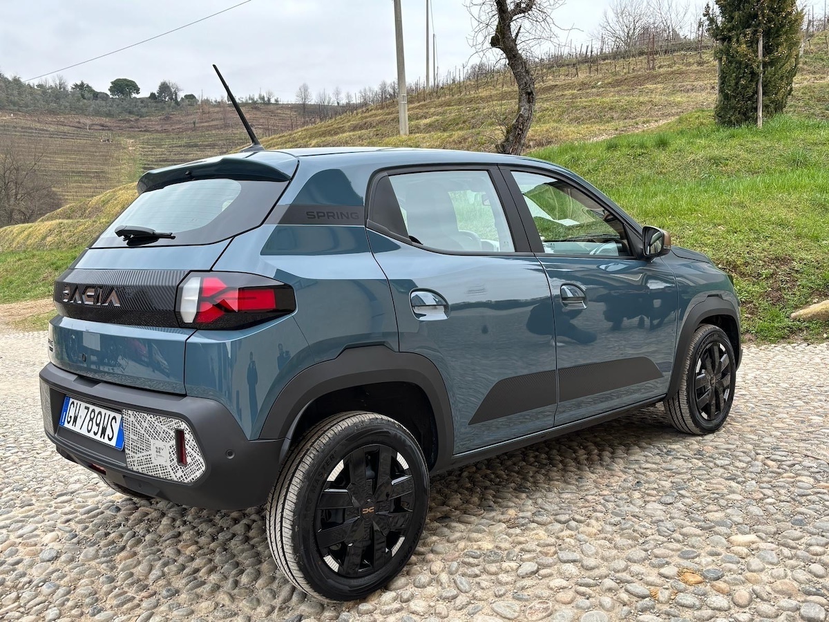 Nuova Dacia Spring: la citycar elettrica perfetta anche fuori città