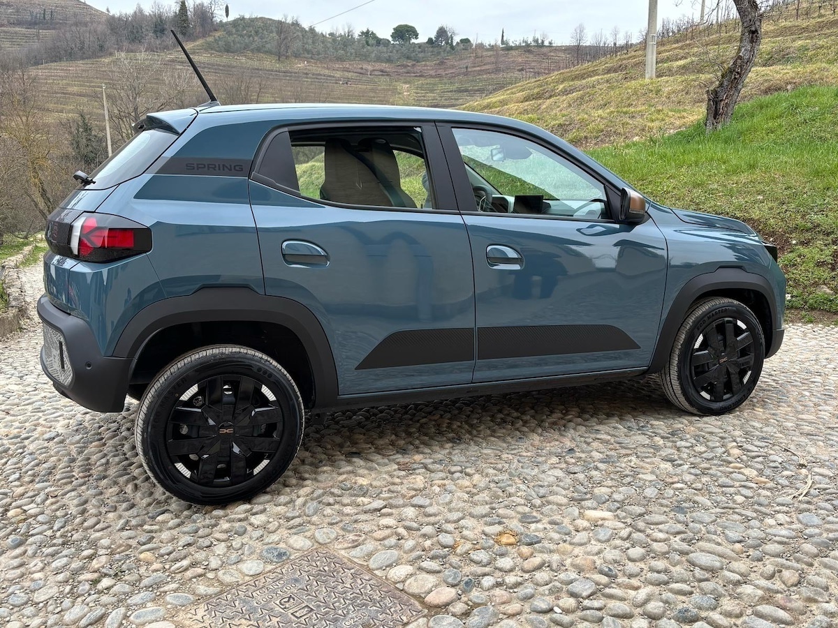 Nuova Dacia Spring: la citycar elettrica perfetta anche fuori città
