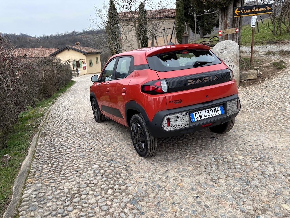 Nuova Dacia Spring: la citycar elettrica perfetta anche fuori città