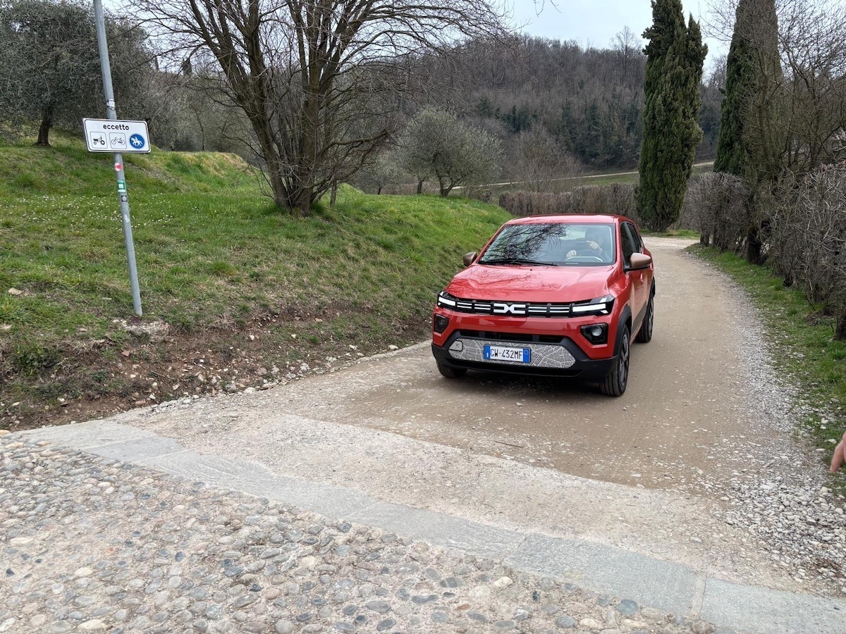 Nuova Dacia Spring: la citycar elettrica perfetta anche fuori città