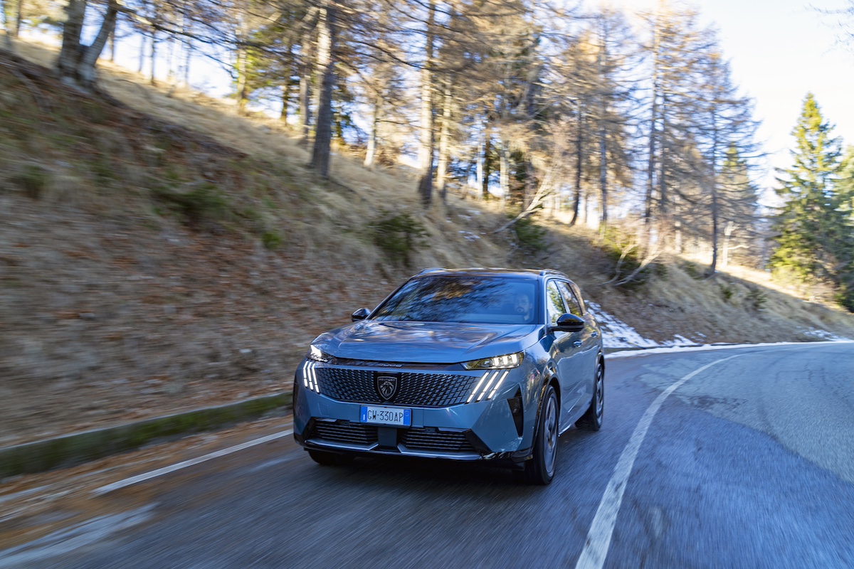 PEUGEOT E-5008: Il SUV 100% Elettrico da 7 Posti con 668 km di Autonomia PEUGEOT E-5008: Il SUV 100% Elettrico da 7 Posti con 668 km di Autonomia