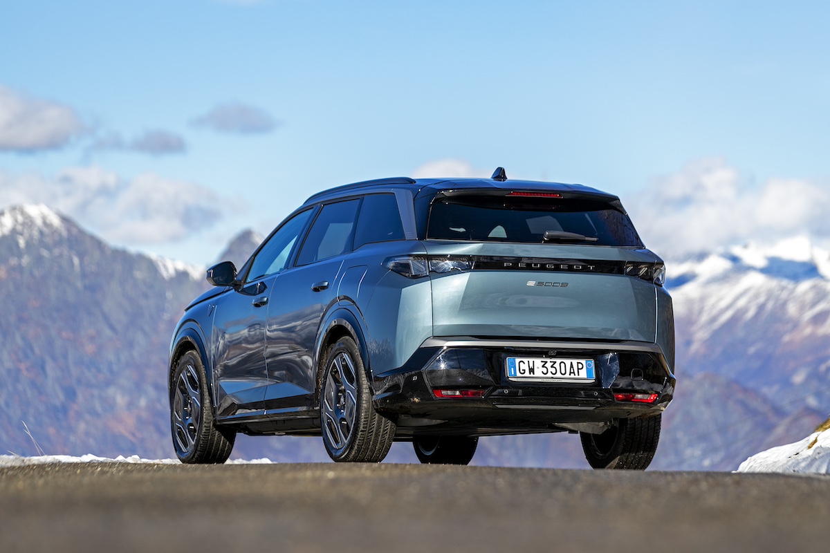 PEUGEOT E-5008: Il SUV 100% Elettrico da 7 Posti con 668 km di Autonomia PEUGEOT E-5008: Il SUV 100% Elettrico da 7 Posti con 668 km di Autonomia