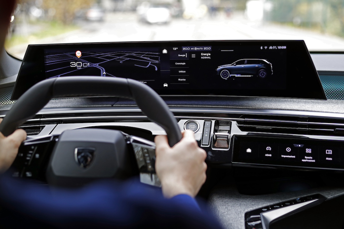 PEUGEOT E-5008: Il SUV 100% Elettrico da 7 Posti con 668 km di Autonomia PEUGEOT E-5008: Il SUV 100% Elettrico da 7 Posti con 668 km di Autonomia
