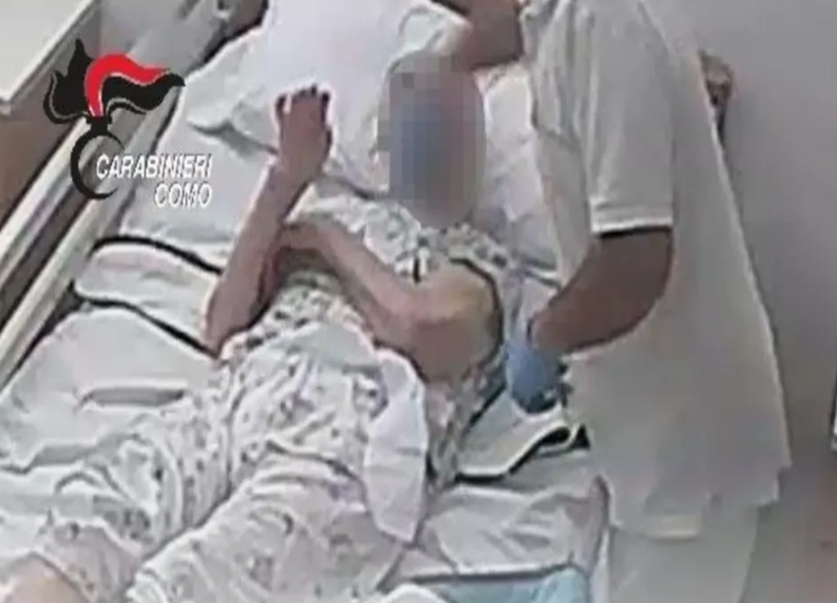 Orrore in una Rsa del Comasco, anziani picchiati e umiliati: sette operatori sanitari arrestati Orrore in una Rsa del Comasco, anziani picchiati e umiliati: sette operatori sanitari arrestati