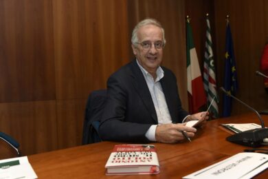 La Costituzione secondo Veltroni a scuola a Buccinasco.  Lega: “Propaganda gender”, il Pd: “Grottesco”