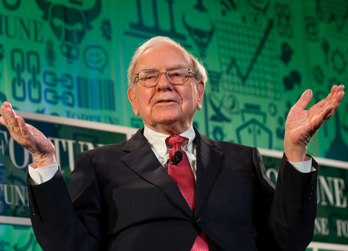 Warren Buffett raddoppia la liquidità: è seduto su una montagna da 334 miliardi dollari Warren Buffett raddoppia la liquidità: è seduto su una montagna da 334 miliardi dollari