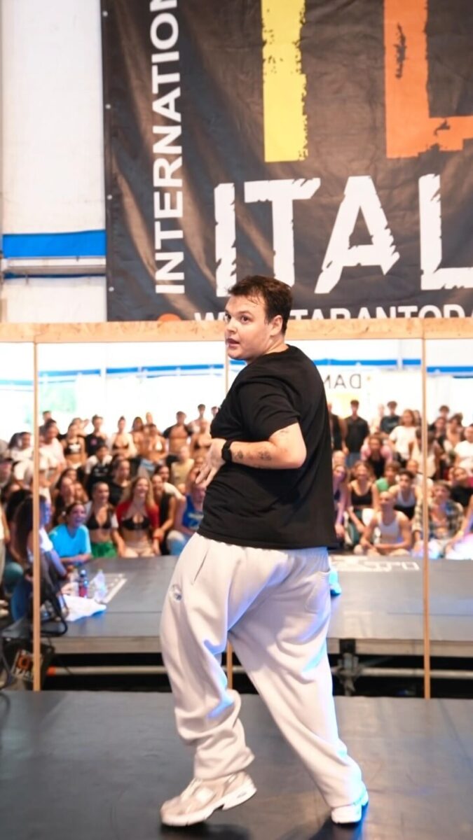 Chi è Carlos Diaz Gandia, il coreografo di Gaia più ricercato del momento e star dei social Chi è Carlos Diaz Gandia, il coreografo di Gaia più ricercato del momento e star dei social