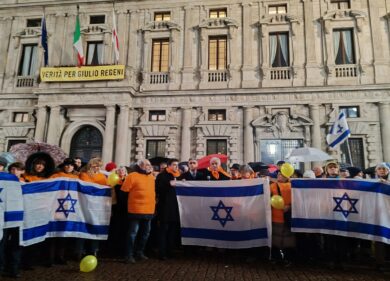 Milano, anche Liliana Segre al presidio per i fratellini israeliani: “Io, così vecchia…”