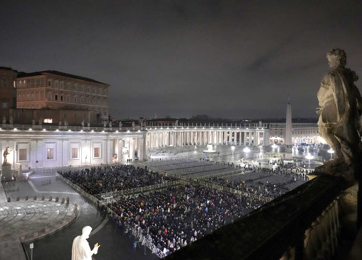 Papa Francesco, maratona di preghiere in piazza San Pietro: così Roma vive l’attesa Papa Francesco, maratona di preghiere in piazza San Pietro: così Roma vive l’attesa