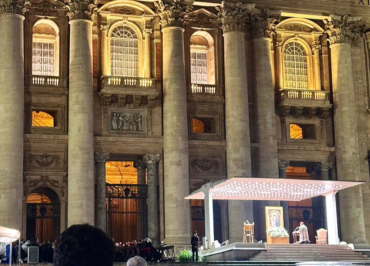 Papa Francesco, maratona di preghiere in piazza San Pietro: così Roma vive l’attesa Papa Francesco, maratona di preghiere in piazza San Pietro: così Roma vive l’attesa