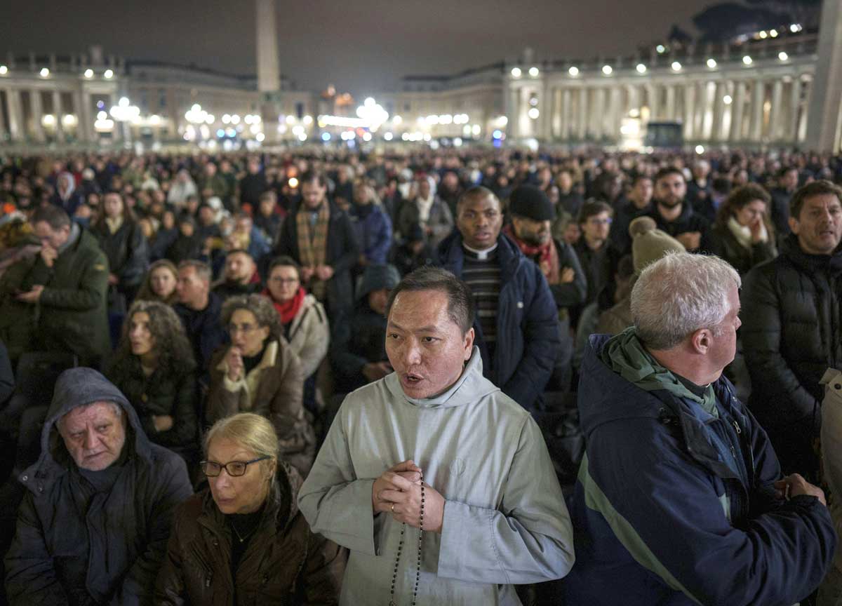 Papa Francesco, maratona di preghiere in piazza San Pietro: così Roma vive l’attesa Papa Francesco, maratona di preghiere in piazza San Pietro: così Roma vive l’attesa