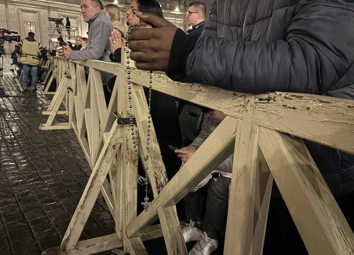 Papa Francesco, maratona di preghiere in piazza San Pietro: così Roma vive l’attesa Papa Francesco, maratona di preghiere in piazza San Pietro: così Roma vive l’attesa